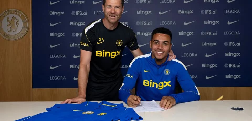 Jugador firmando contrato con Chelsea en conferencia