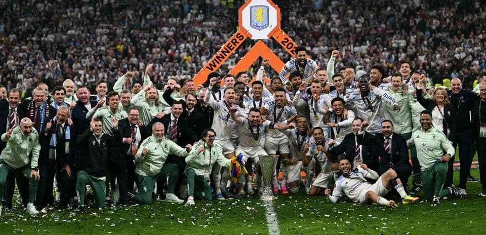 Equipo celebrando su victoria con trofeo en el campo