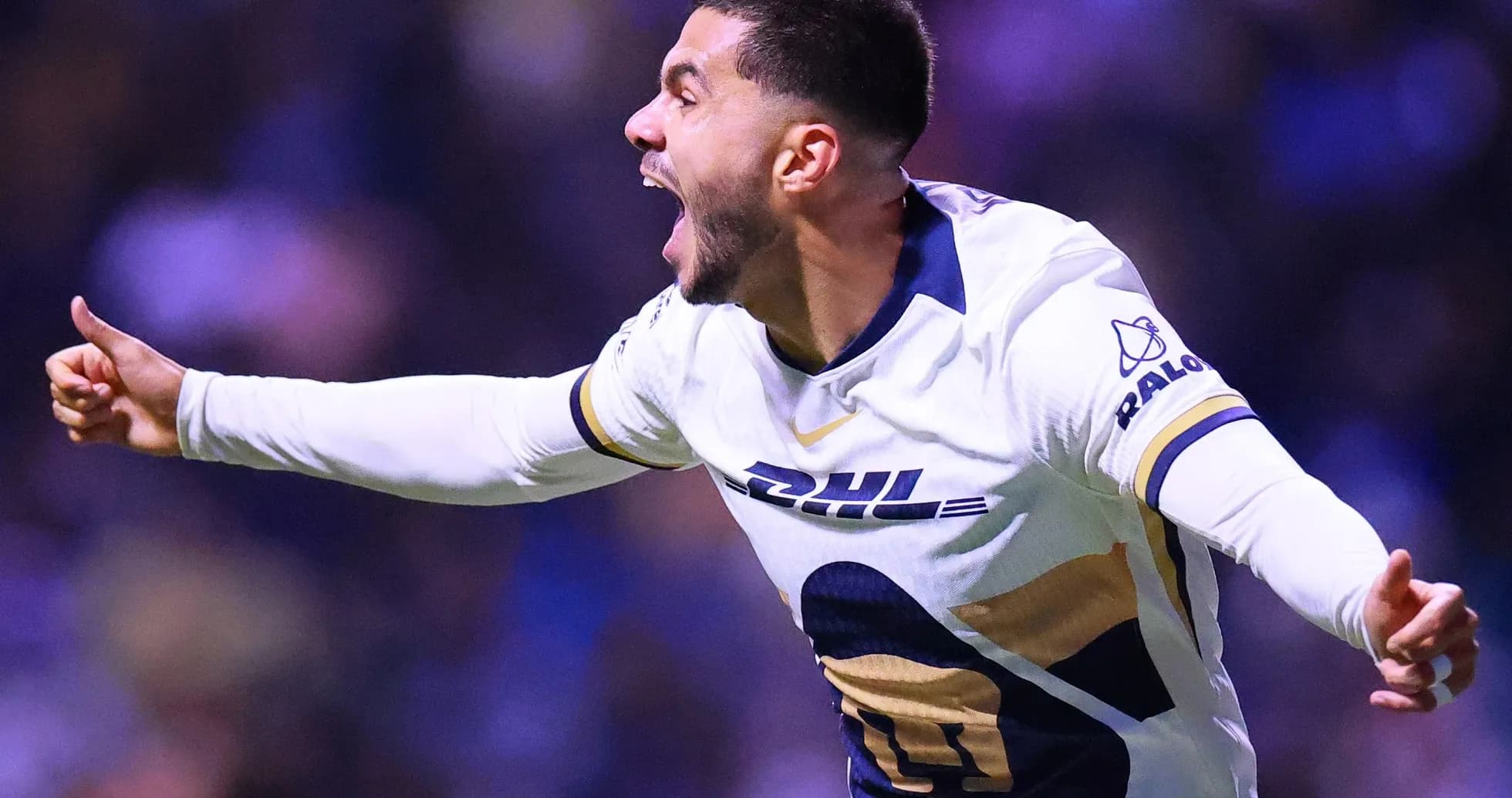 Jugador celebrando un gol de Pumas
