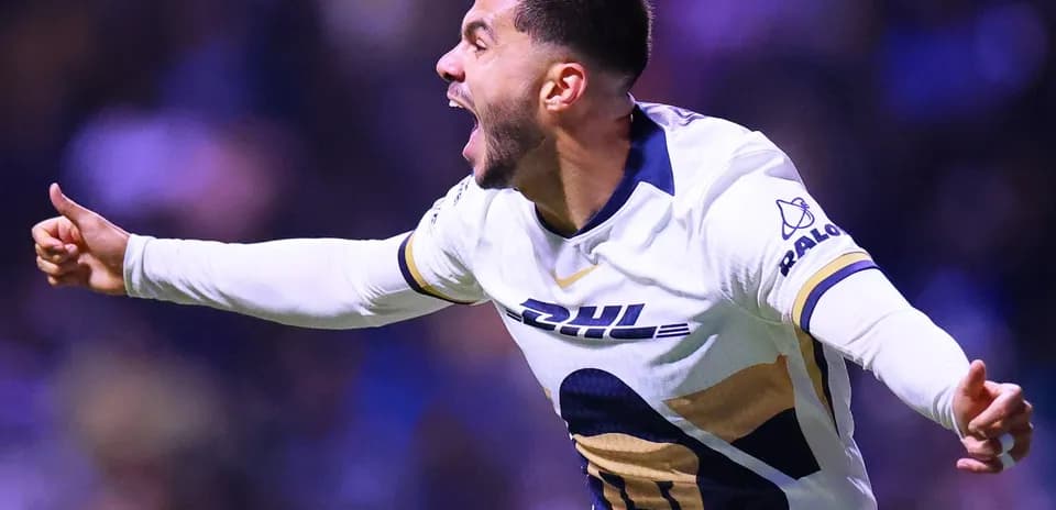 Jugador celebrando un gol de Pumas