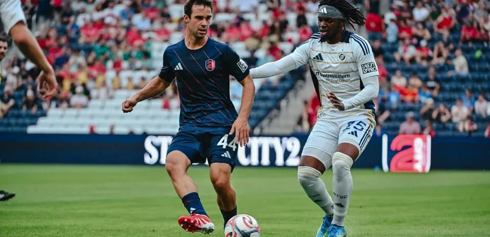 Jugador de St. Louis City II en acción