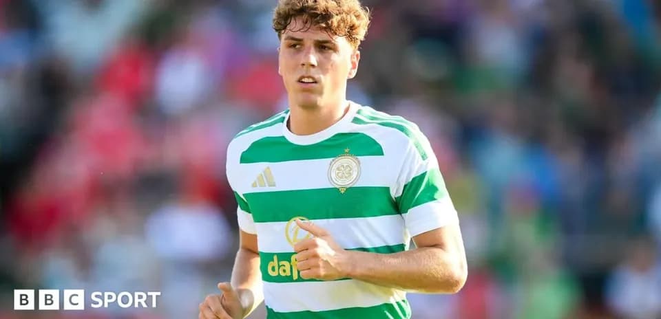 Jugador de Celtic corriendo en el campo