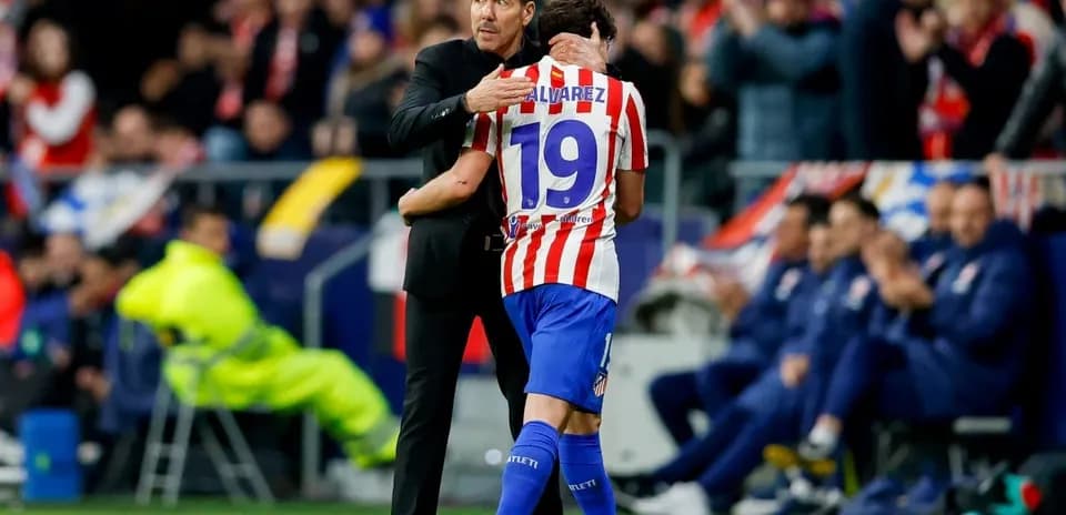 Entrenador abrazando a jugador de Atlético de Madrid