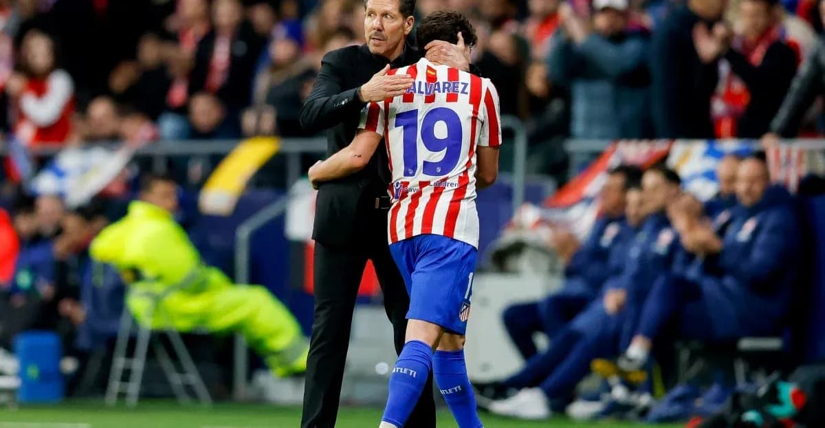 Entrenador abrazando a jugador de Atlético de Madrid