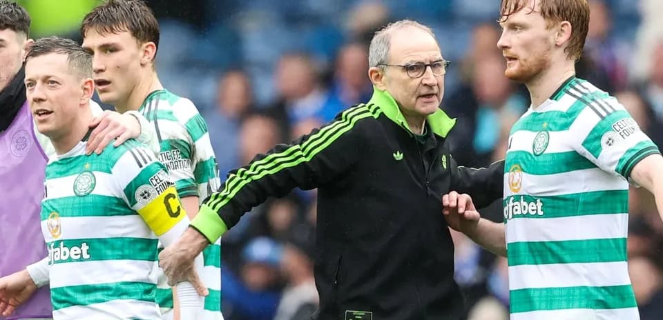 Entrenador conversando con jugadores de Celtic durante el partido