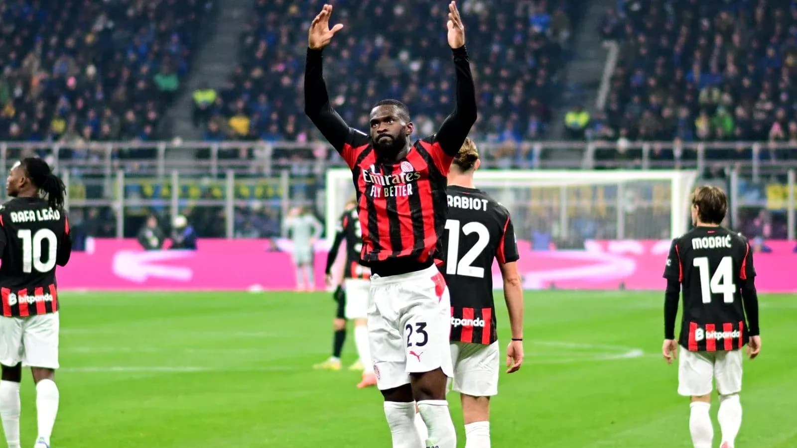 Jugador del AC Milan celebrando con compañeros en el campo