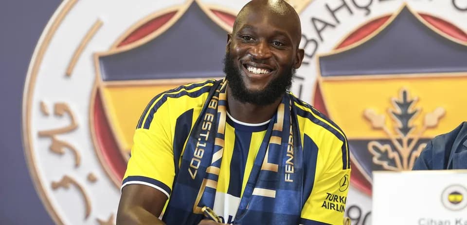 Jugador firmando contrato con Fenerbahçe en conferencia