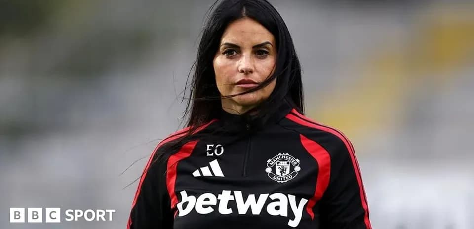Entrenadora de Manchester United en el campo