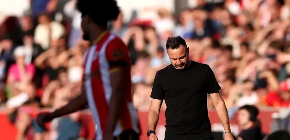Entrenador caminando en campo durante partido