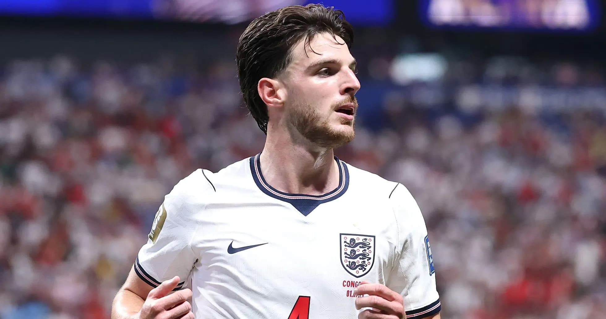 Jugador de Inglaterra corriendo en partido de fútbol