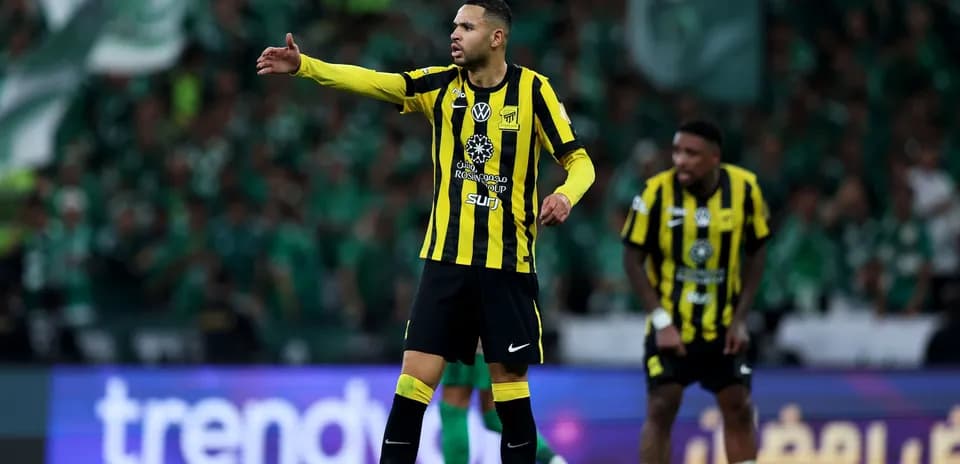 Jugador de Ittihad dirigiendo a su equipo en partido