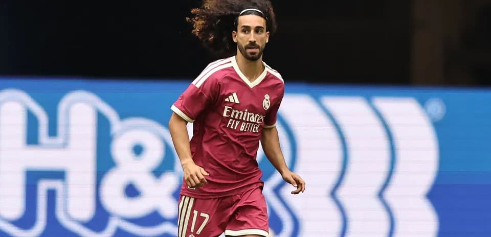 Jugador de Real Madrid corriendo en uniforme rosa
