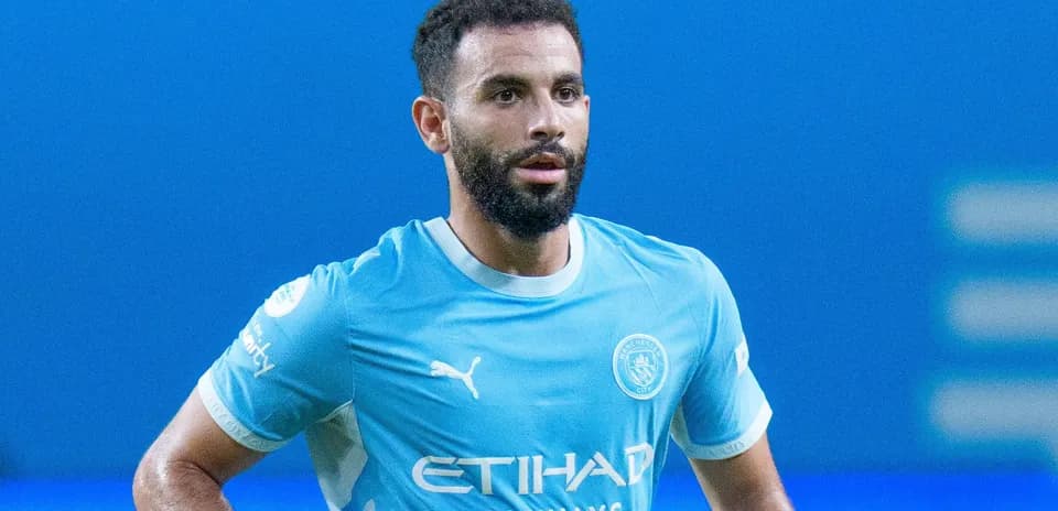 Jugador de Manchester City en uniforme azul en el campo