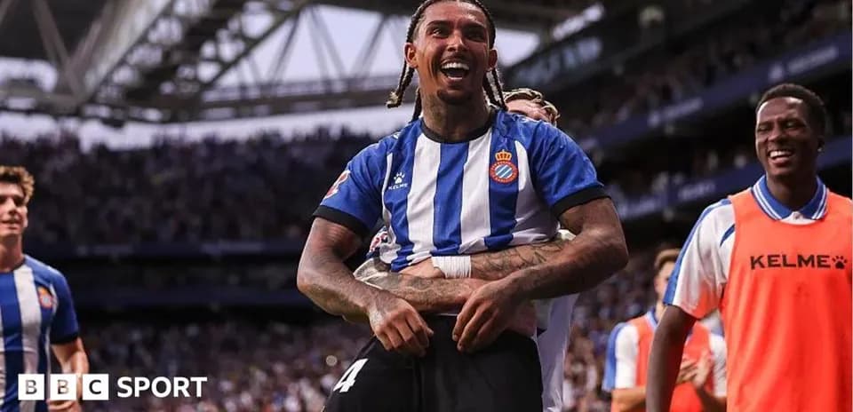 Jugador de Espanyol celebrando un gol con compañeros
