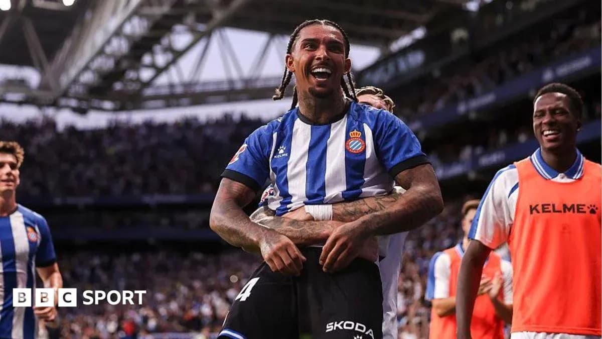 Jugador de Espanyol celebrando un gol con compañeros