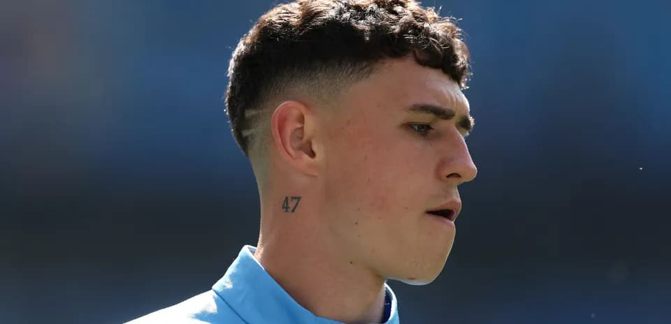 Jugador con camiseta azul y tatuaje en el cuello
