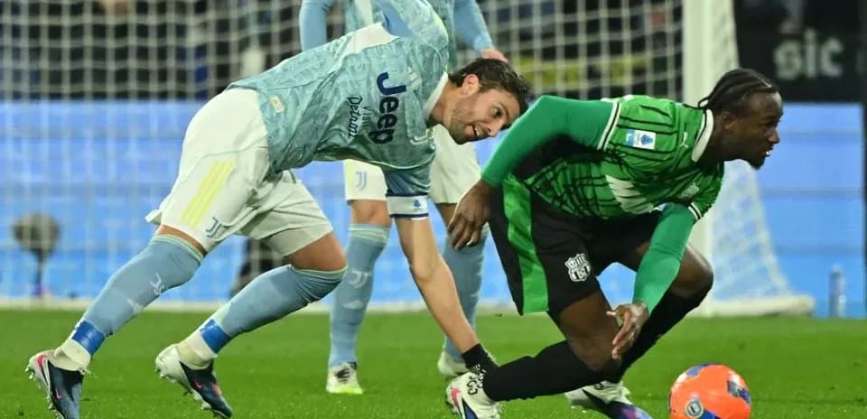 Jugador de Sassuolo lucha por el balón