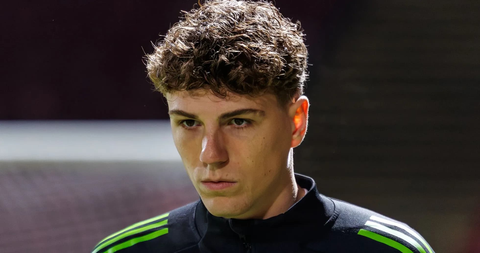 Jugador con cabello rizado en uniforme de entrenamiento