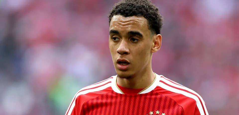 Jugador de Bayern Munich en uniforme rojo durante partido