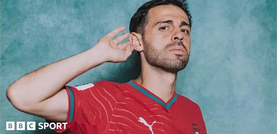 Jugador con camiseta roja de Portugal posando