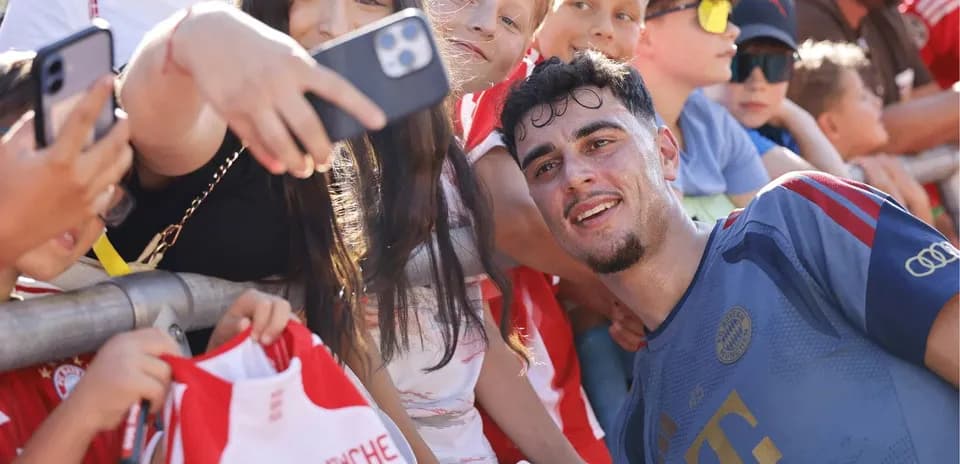 Jugador posando para selfie con aficionados jóvenes
