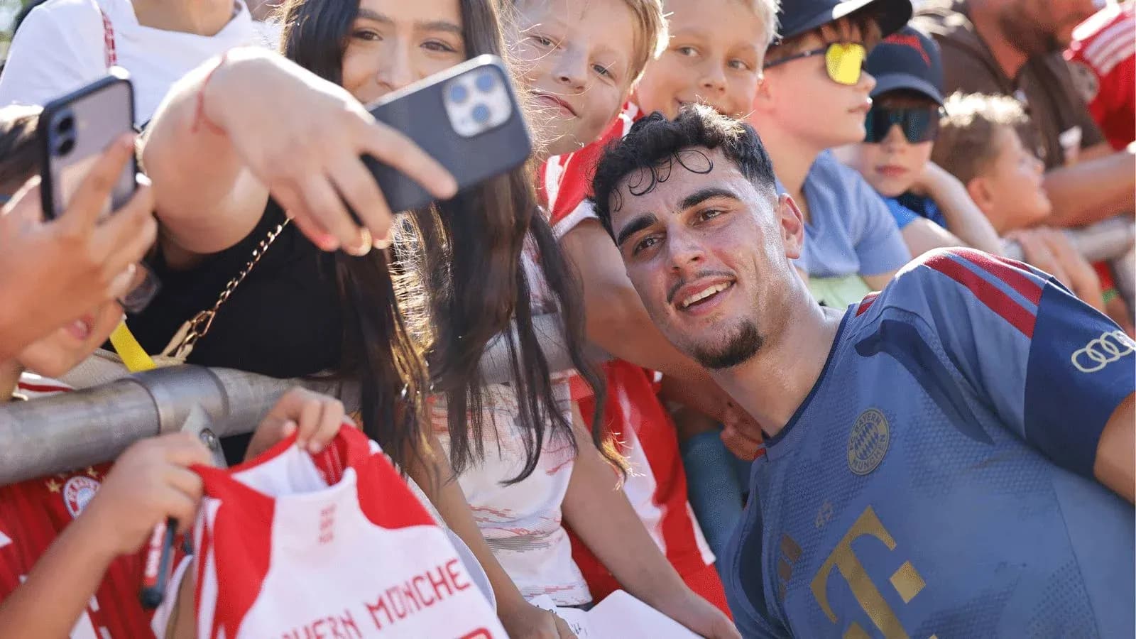 Jugador posando para selfie con aficionados jóvenes