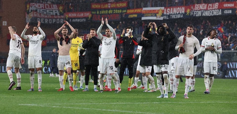 Jugadores de AC Milan celebrando en el estadio