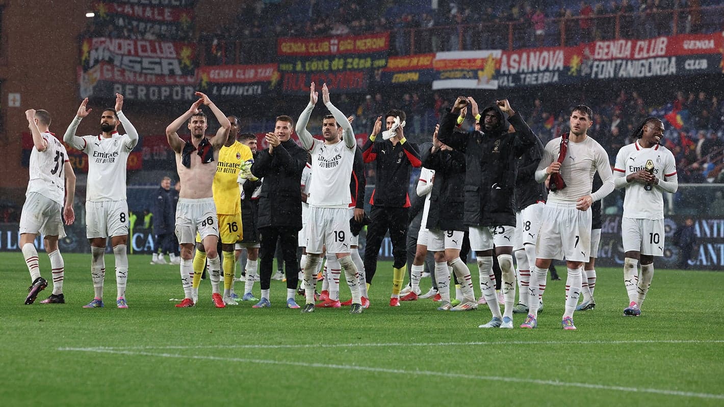 Jugadores de AC Milan celebrando en el estadio
