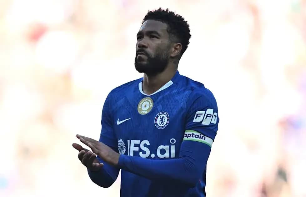 Jugador de Chelsea aplaudiendo durante el partido