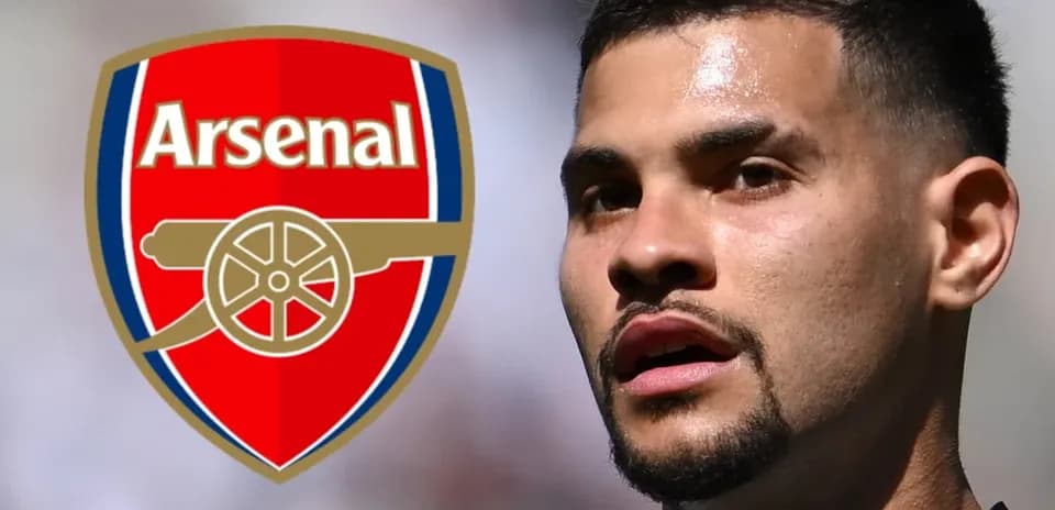 Jugador con escudo de Arsenal en el fondo