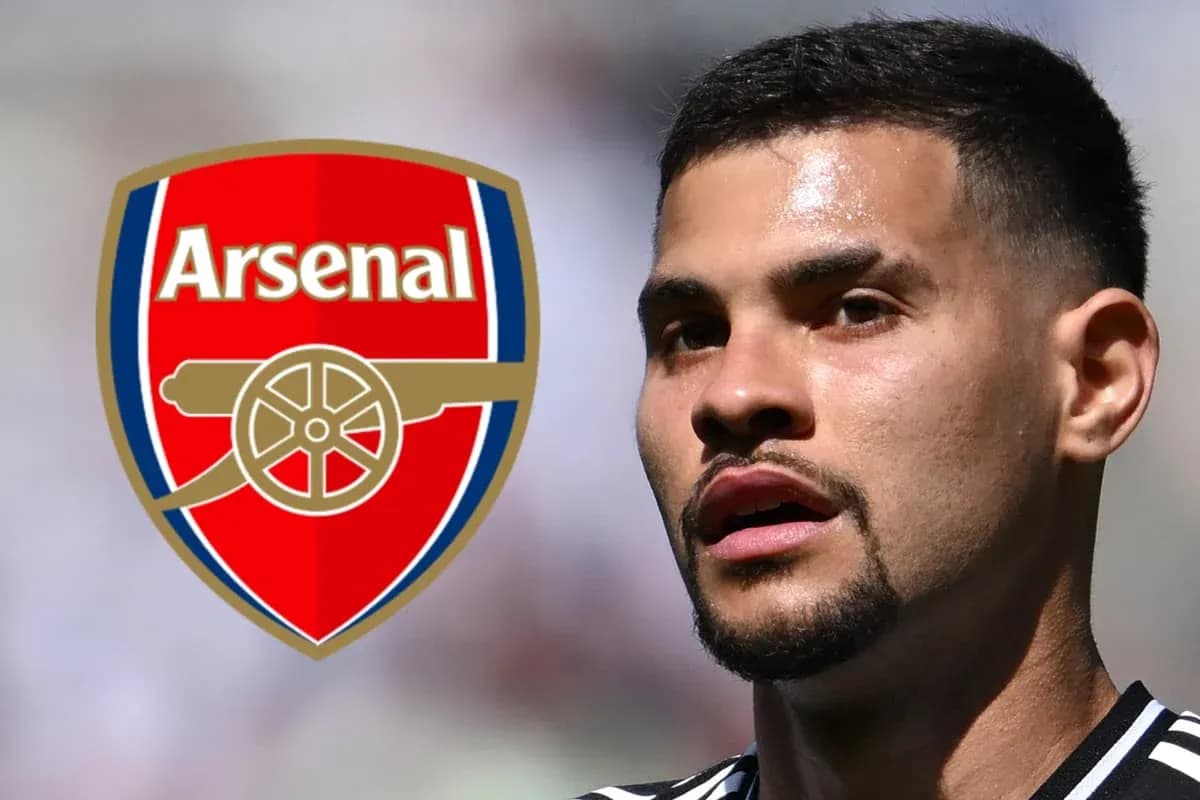 Jugador con escudo de Arsenal en el fondo