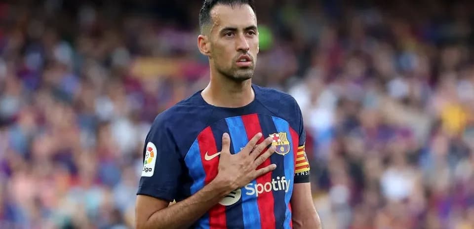 Sergio Busquets con la mano en el corazón durante partido