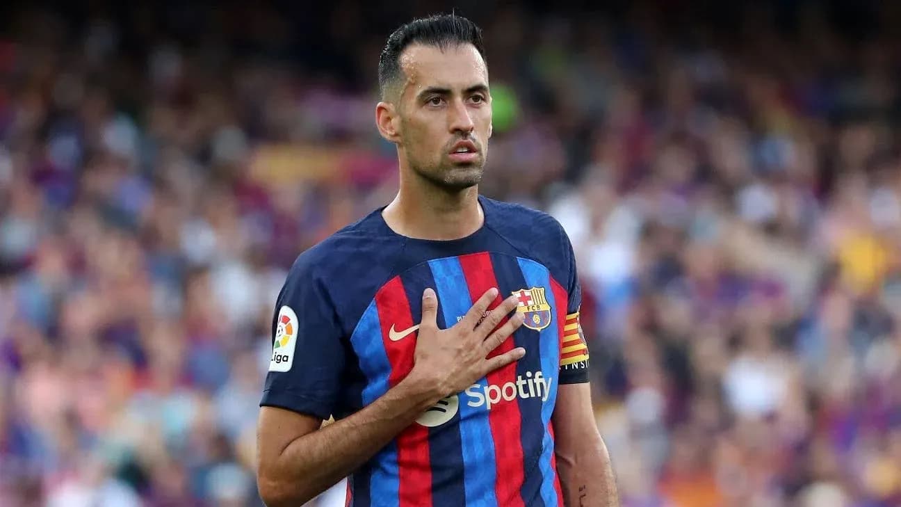 Sergio Busquets con la mano en el corazón durante partido