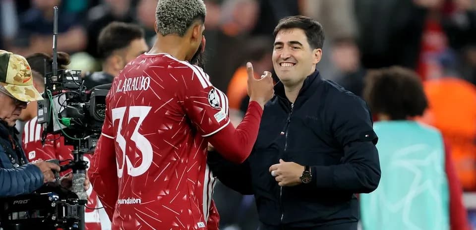 Jugador y entrenador conversando en el campo