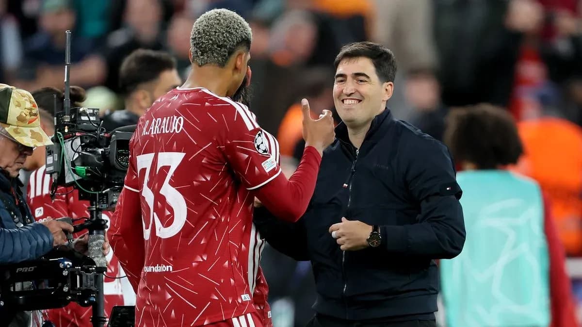 Jugador y entrenador conversando en el campo
