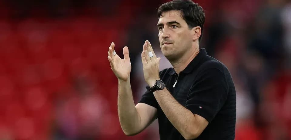 Entrenador aplaudiendo durante el partido