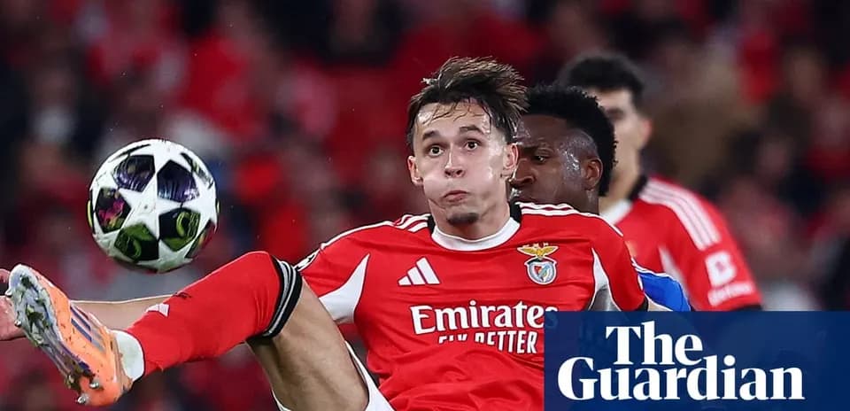 Jugador de Benfica controla el balón en el aire