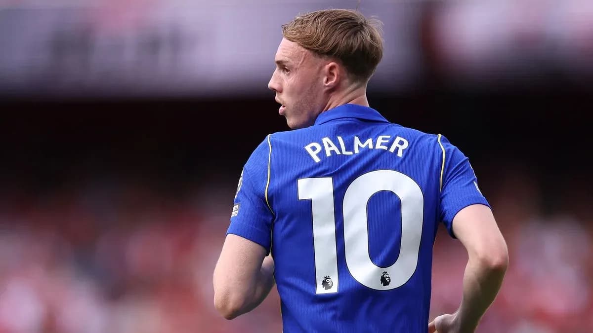 Jugador con camiseta azul y número 10 en el campo