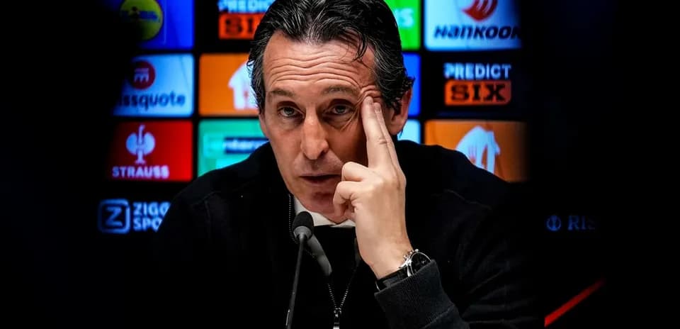 Entrenador en conferencia de prensa con micrófono