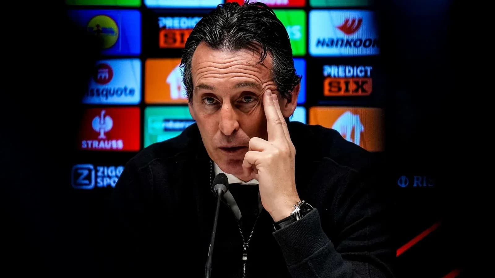 Entrenador en conferencia de prensa con micrófono
