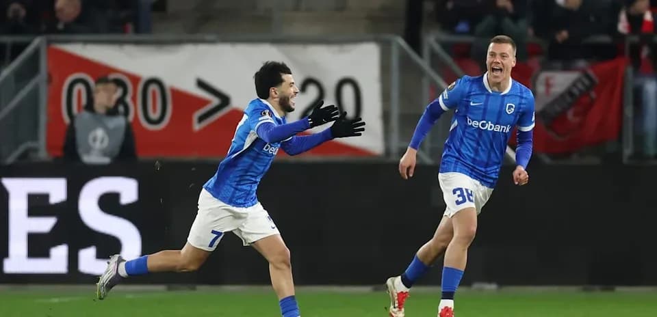 Jugadores de equipo azul celebrando un gol