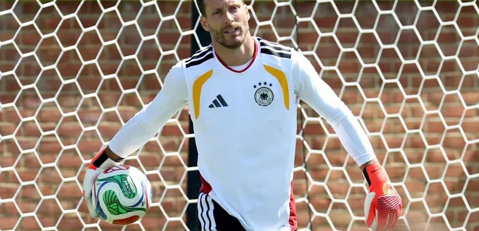 Portero sosteniendo un balón en entrenamiento