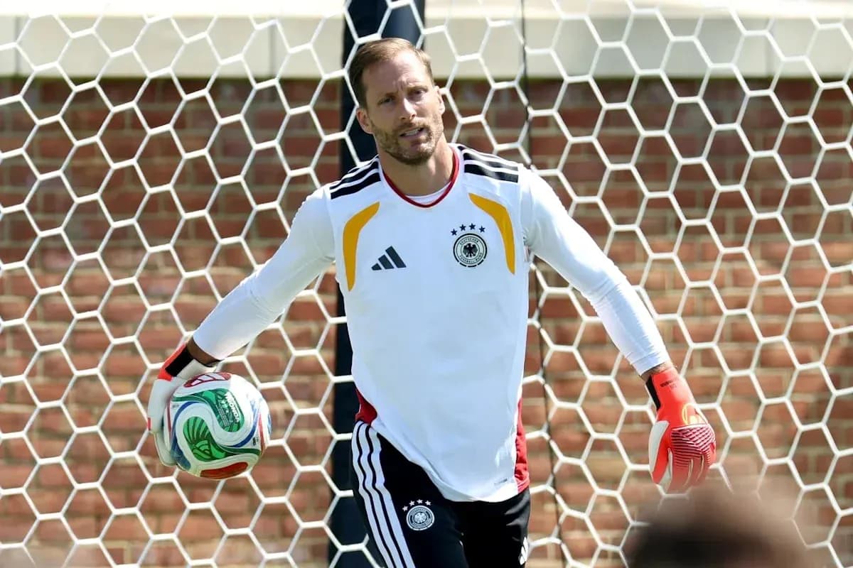 Portero sosteniendo un balón en entrenamiento