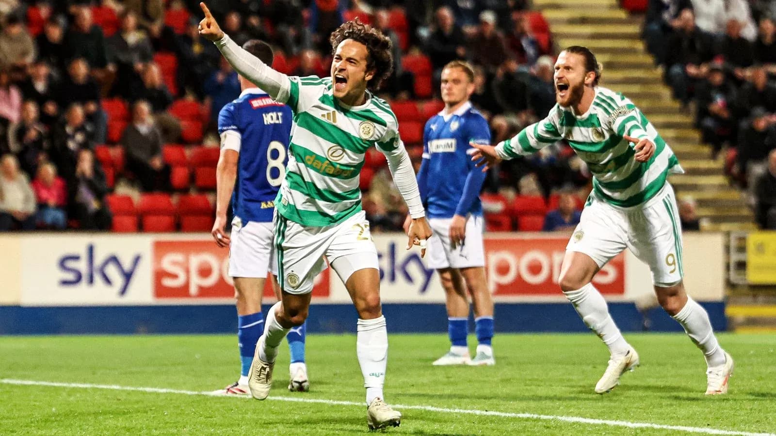 Jugador de Celtic celebrando un gol en el partido