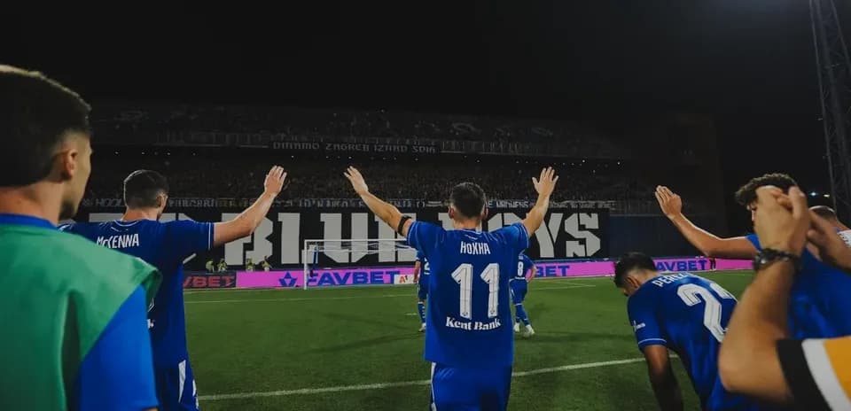 Jugadores de Dinamo Zagreb celebrando con los aficionados