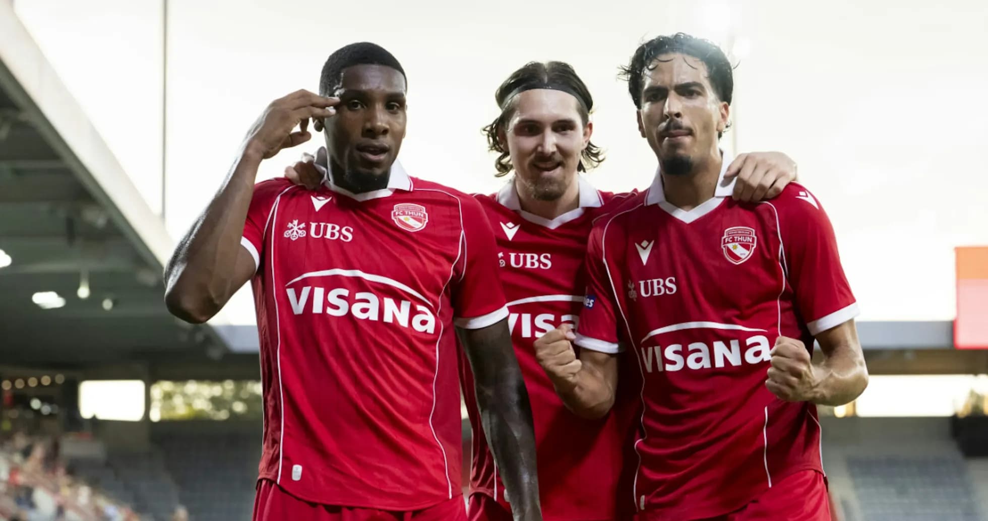 Tres jugadores de FC Thun celebrando un gol