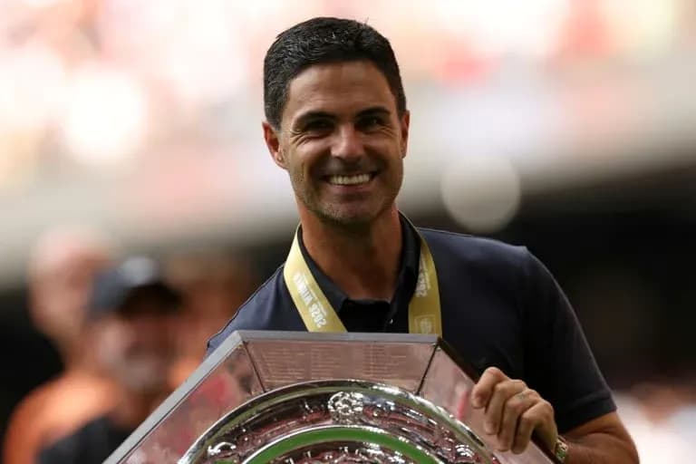 Entrenador sosteniendo trofeo durante celebración