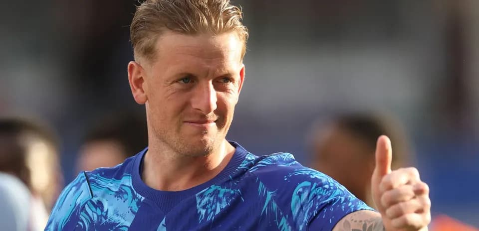 Jugador con camiseta azul dando pulgar hacia arriba