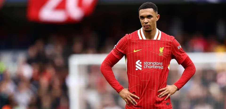 Jugador de Liverpool en el campo con uniforme rojo