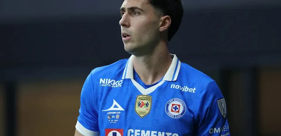 Jugador de Cruz Azul en partido de fútbol